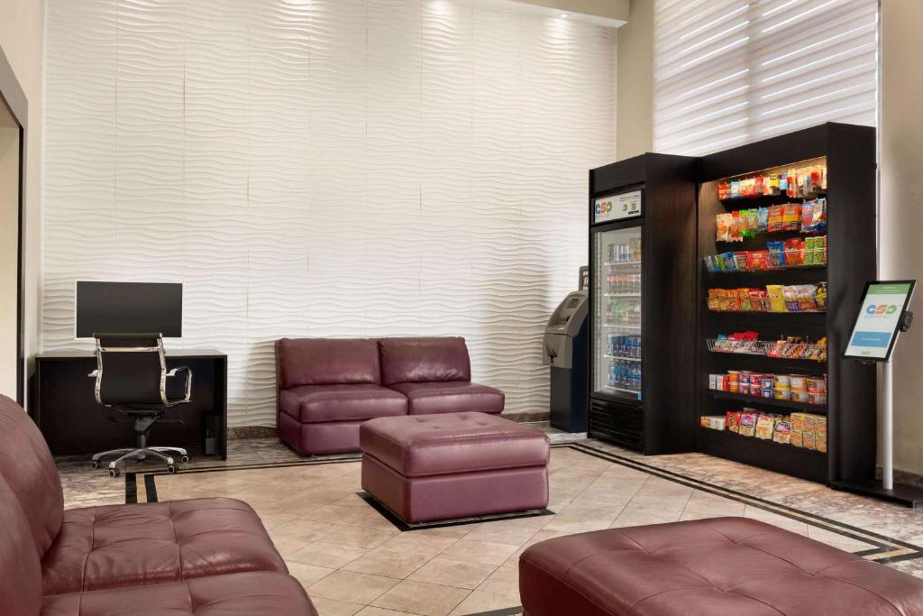 Days Inn & Suites by Wyndham Anaheim At Disneyland Park image 10