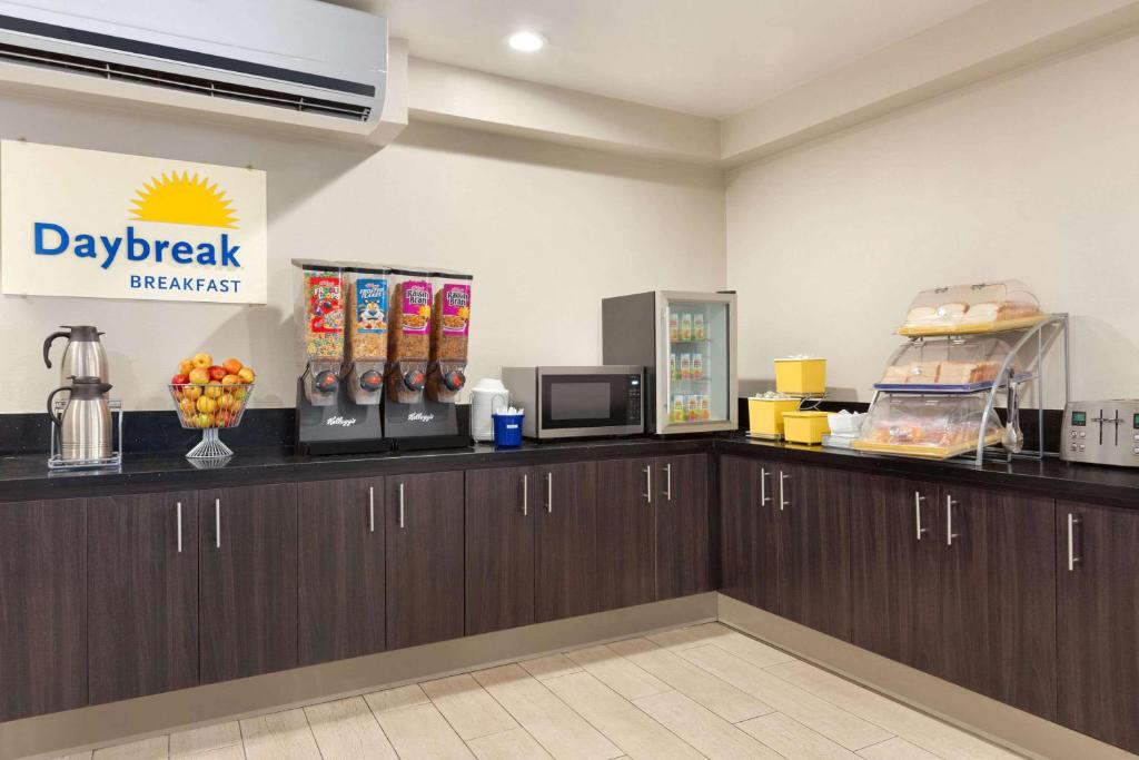 Days Inn & Suites by Wyndham Anaheim At Disneyland Park image 11