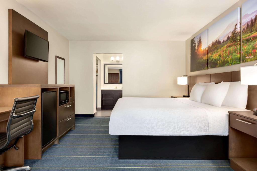 Days Inn & Suites by Wyndham Anaheim At Disneyland Park image 12