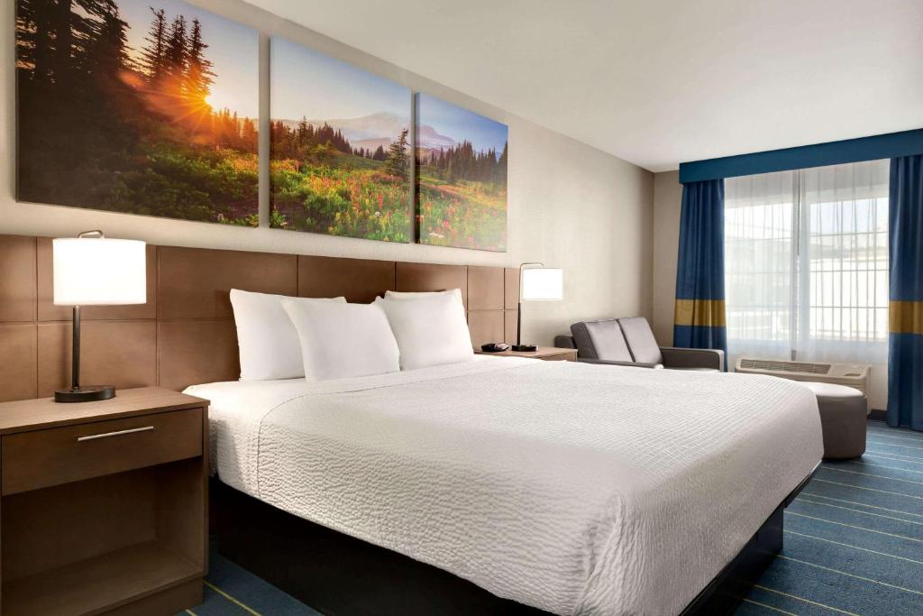 Days Inn & Suites by Wyndham Anaheim At Disneyland Park image 14