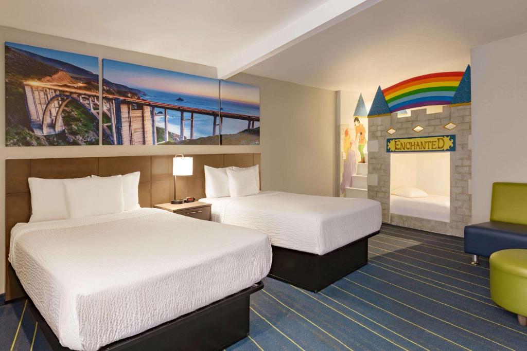 Days Inn & Suites by Wyndham Anaheim At Disneyland Park image 17
