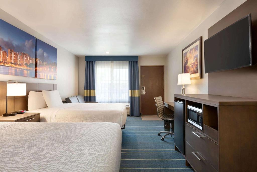 Days Inn & Suites by Wyndham Anaheim At Disneyland Park image 20