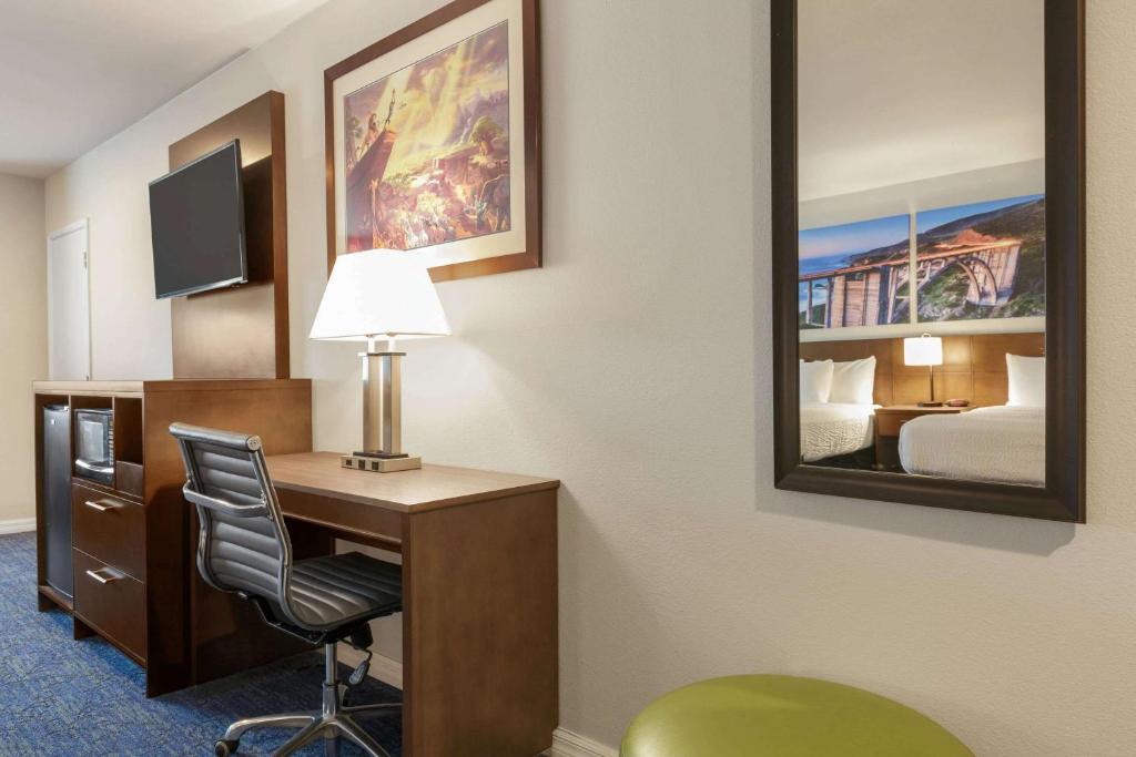 Days Inn & Suites by Wyndham Anaheim At Disneyland Park image 23