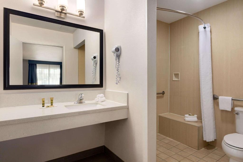 Days Inn & Suites by Wyndham Anaheim At Disneyland Park image 24