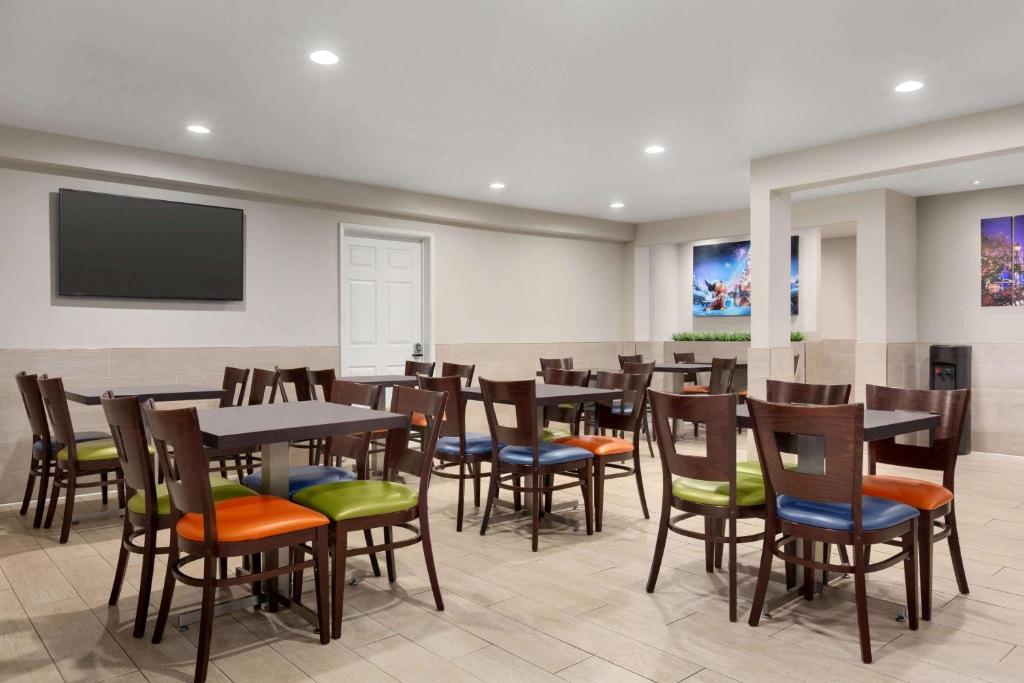 Days Inn & Suites by Wyndham Anaheim At Disneyland Park image 6