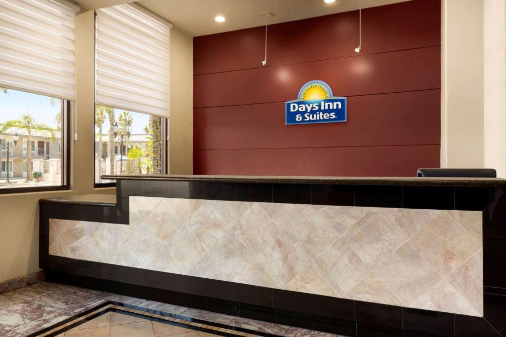 Days Inn & Suites by Wyndham Anaheim At Disneyland Park image 7