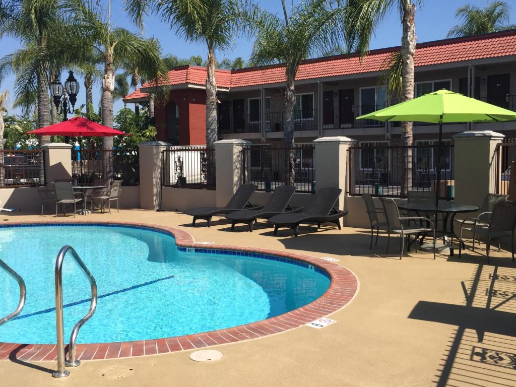 Days Inn & Suites by Wyndham Anaheim At Disneyland Park image 8