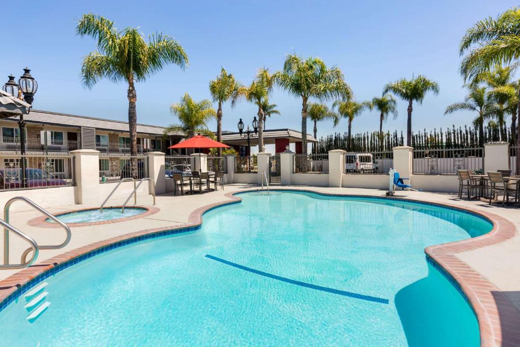 Days Inn & Suites by Wyndham Anaheim At Disneyland Park image 9